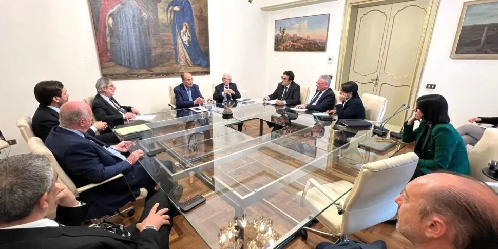 Comuni siciliani in difficoltà per i costi della raccolta rifiuti: chiesta una proroga per i piani finanziari