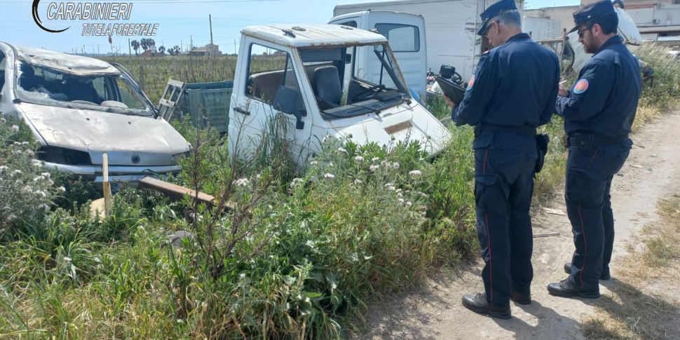 Scoperta una discarica abusiva con mezzi in abbandono a Marsala, due denunciati