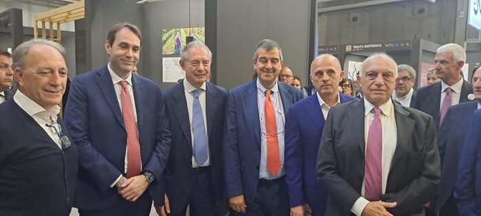 Ministro Urso visita padiglione Sicilia al Vinitaly