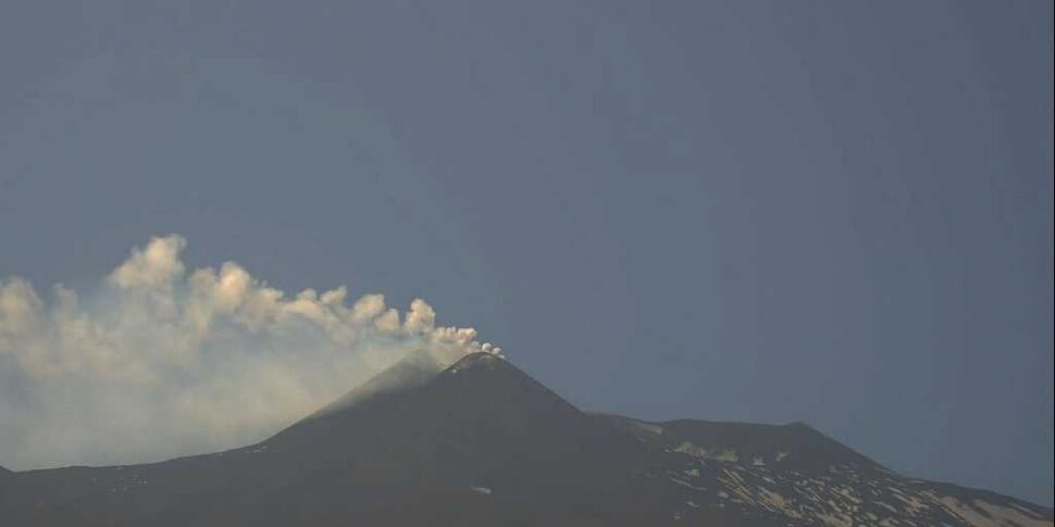 Etna, forte emissione di cenere dalla Bocca nuova, la nube alta 5 chilometri