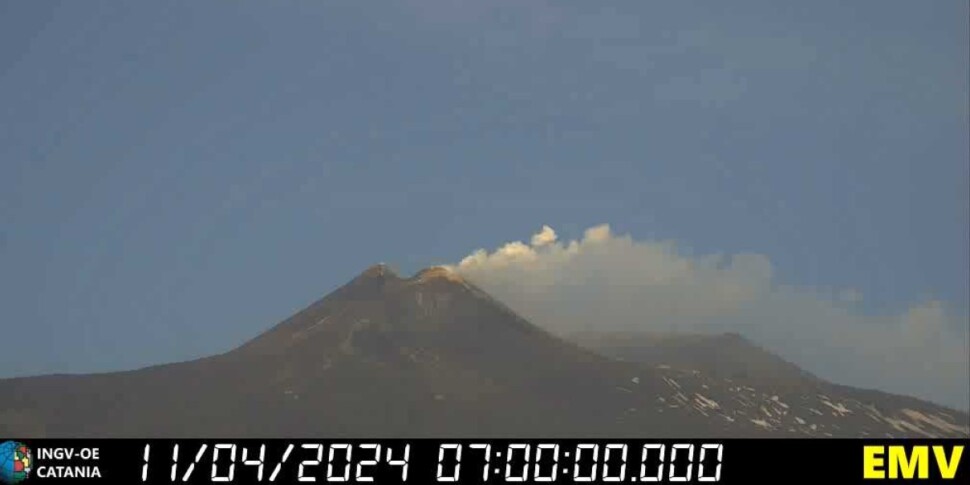 Etna debole esplosione al cratere di Sud-Est