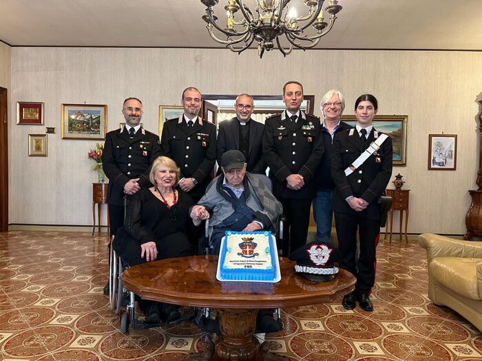 Carabinieri festeggiano brigadiere che compie 105 anni a Palermo