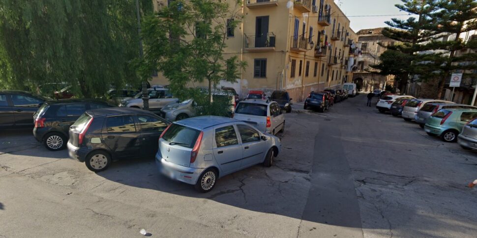 Palermo, quattro auto in fiamme all'Albergheria: gli investigatori seguono la pista dell'incendio doloso