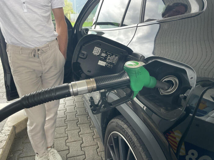 L benzina al self in autostrada supera i 2 euro al litro