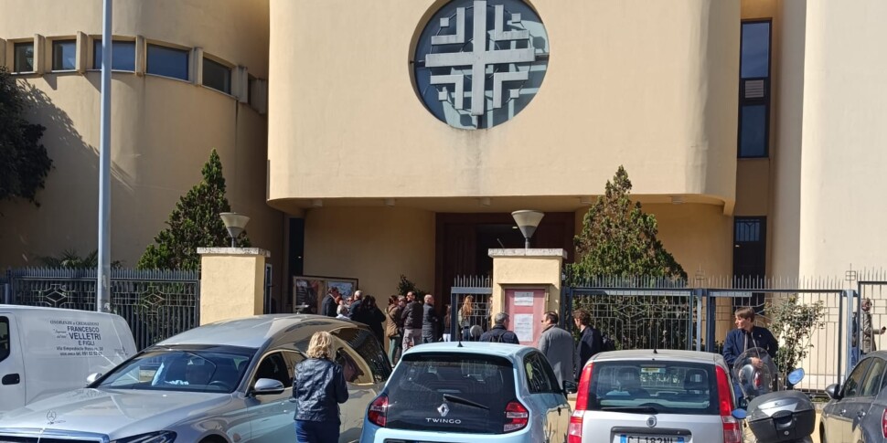 Palermo, chiesa gremita per i funerali dell'ex nuotatore Fabio Camalleri: «Ha seminato qualcosa in chi lo ha conosciuto»