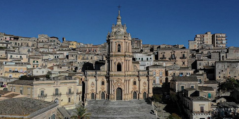 Modica, collina in fiamme dopo i fuochi d'artificio: «fuori programma» alla festa di San Giorgio