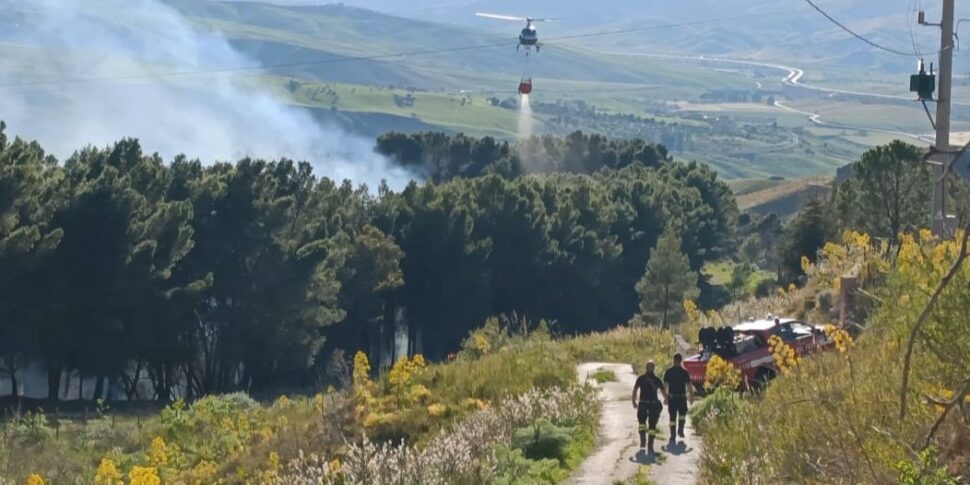 Incendio a Enna, il fumo raggiunge lo stadio mentre si gioca la partita