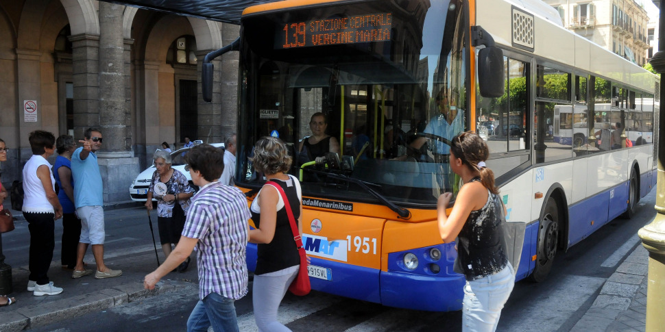 Palermo, rubato un furgone dell'Amat: un operaio è stato scaraventato fuori dal mezzo in corsa