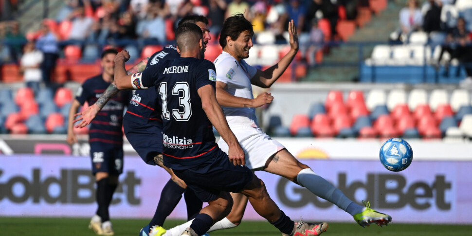 Il Palermo regala un rigore al Cosenza e si fa raggiungere: 1-1 con i gol di Buttaro e Tutino