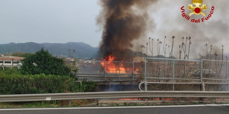 Sterpaglie in fiamme sulla A20 tra i caselli di Milazzo e Barcellona Pozzo di Gotto