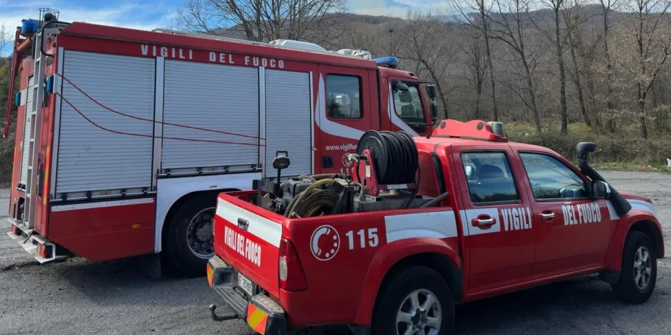 Due incendi sull'Etna e vigili de fuoco al lavoro: nella zona di Pedara in azione anche un canadair