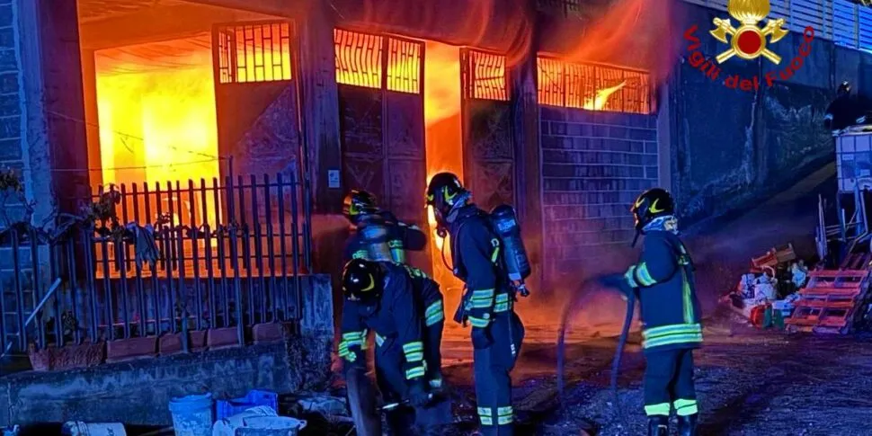 Bronte, incendio in un deposito con escavatori, auto, furgoni ed attrezzature varie - LE FOTO