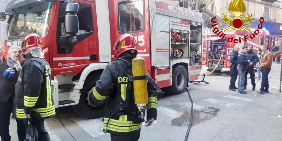 Palermo, incendiata la porta di casa di una donna: le fiamme sono dolose