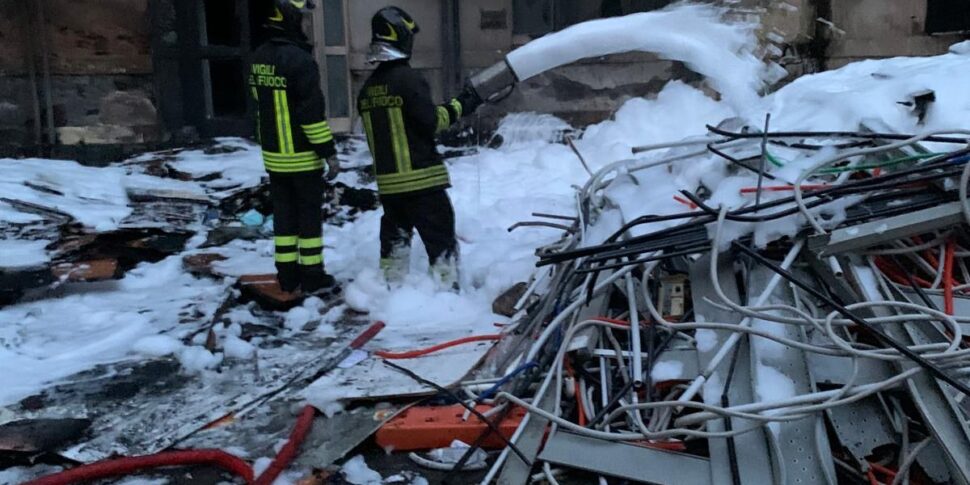 Catania, incendio all'ex ospedale Vittorio Emanuele: in fiamme i materiali di un cantiere, sul rogo getta la schiuma