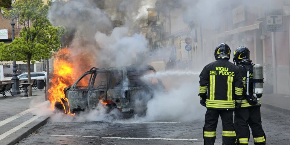 Tragedia a Carlentini, l'auto prende fuoco: muore carbonizzato nell'abitacolo