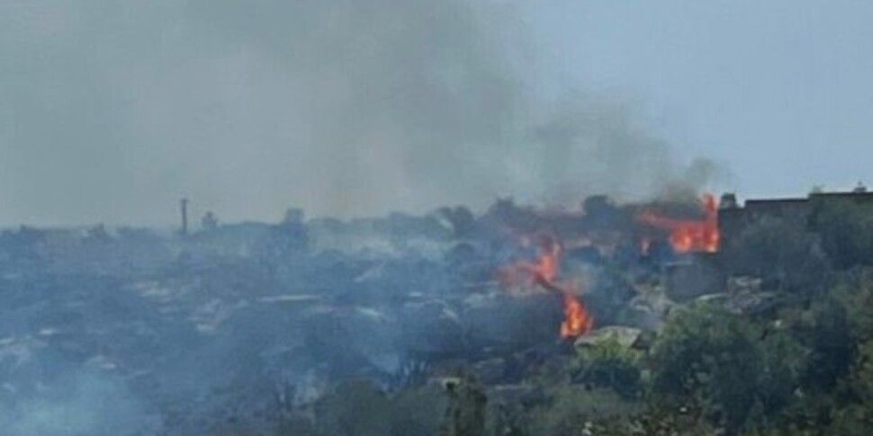 Vasto incendio alla periferia di Marsala: villette e pineta a rischio