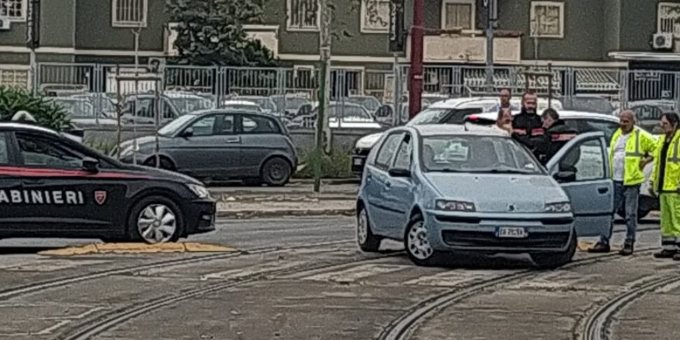 Palermo, al Cep una donna minaccia di darsi fuoco: con l'auto blocca la linea del tram
