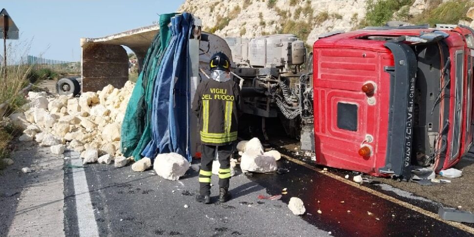 Incidente a Ragusa, autocarro carico di pietre si ribalta: grave il camionista