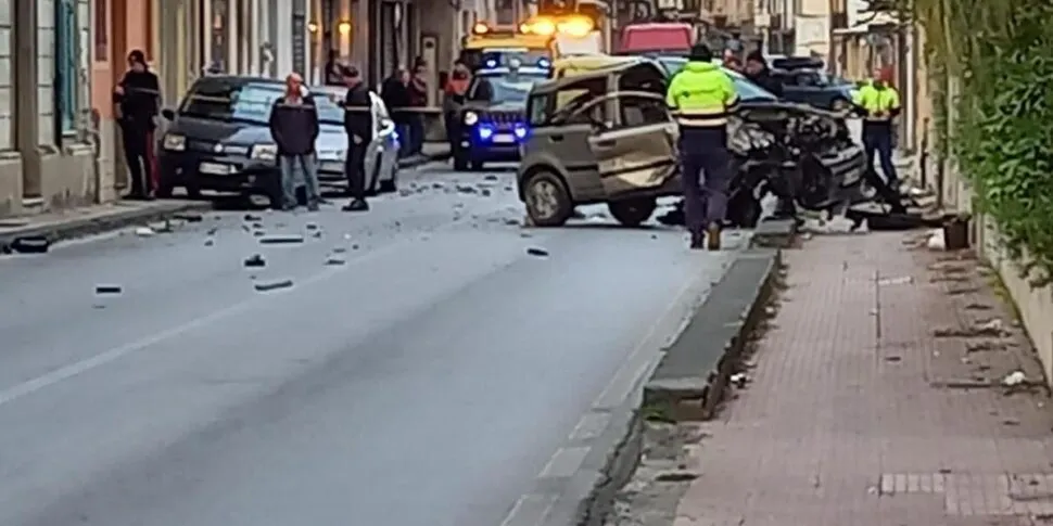 Spadafora, auto si schianta contro un furgone parcheggiato: ferito un giovane di 25 anni