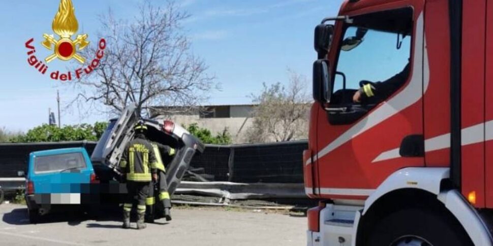 Acireale, perde il controllo dell’auto e si ribalta: tre feriti