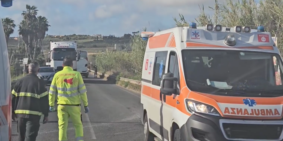 Scontro tra un'apecar e un'auto sulla Noto-Pachino, grave un giovane di 27 anni