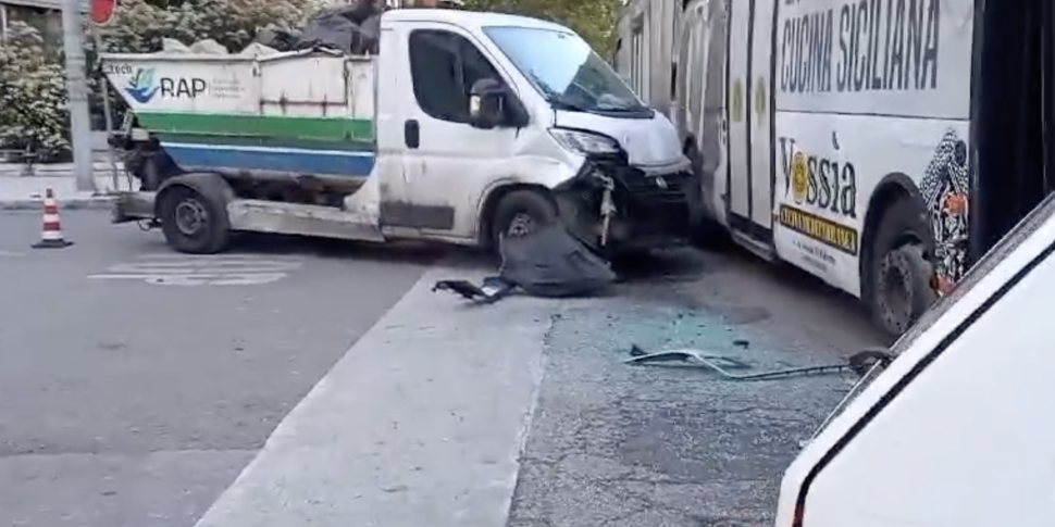 Incidente in via Libertà a Palermo, furgone della Rap si schianta su un bus Amat: ci sono feriti