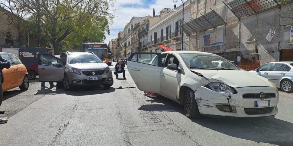 Scia di incidenti a Palermo: scontro tra due auto in via Lincoln, un altro nella zona industriale di Brancaccio