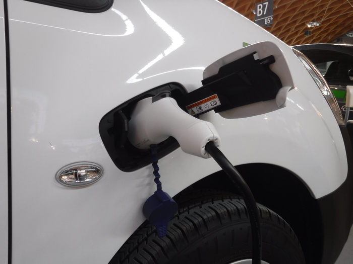 Aumentano le auto elettriche nel mondo, 17 milioni nel 2024