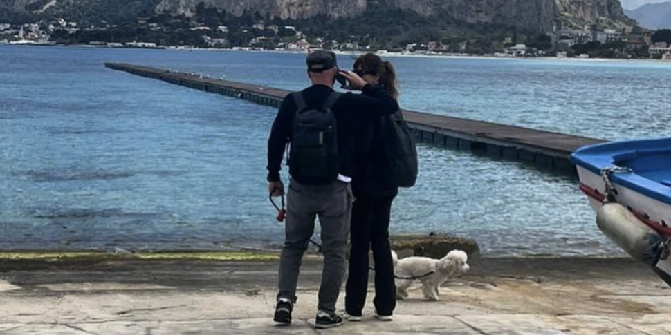 Luca Zingaretti e Luisa Ranieri tornano in Sicilia, sui social le foto dal molo di Mondello