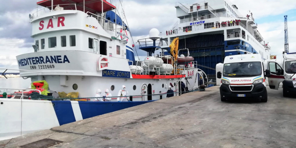 Pozzallo, al porto la Mare Jonio con a bordo 58 migranti: il salvataggio fra gli spari dei libici