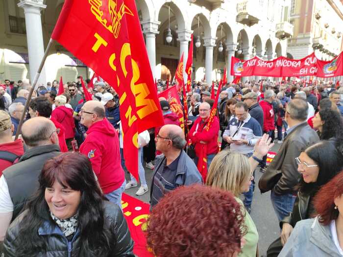 Tutti in piazza per Mirafiori, migliaia al corteo a Torino