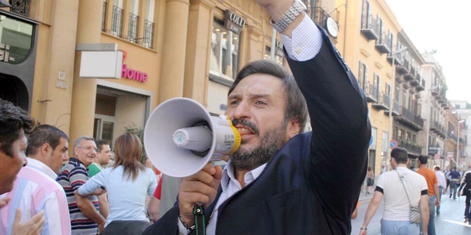 Chi è Mimmo Russo: tutti i cambi di casacca dell'ex consigliere comunale arrestato a Palermo