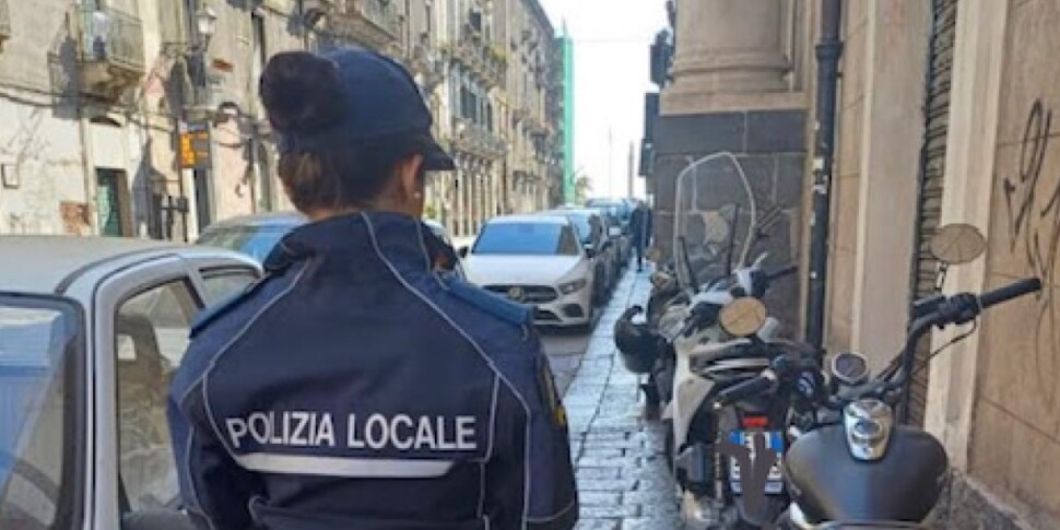 Guerra alle moto in sosta sui marciapiedi, 143 multe dei vigili a Catania