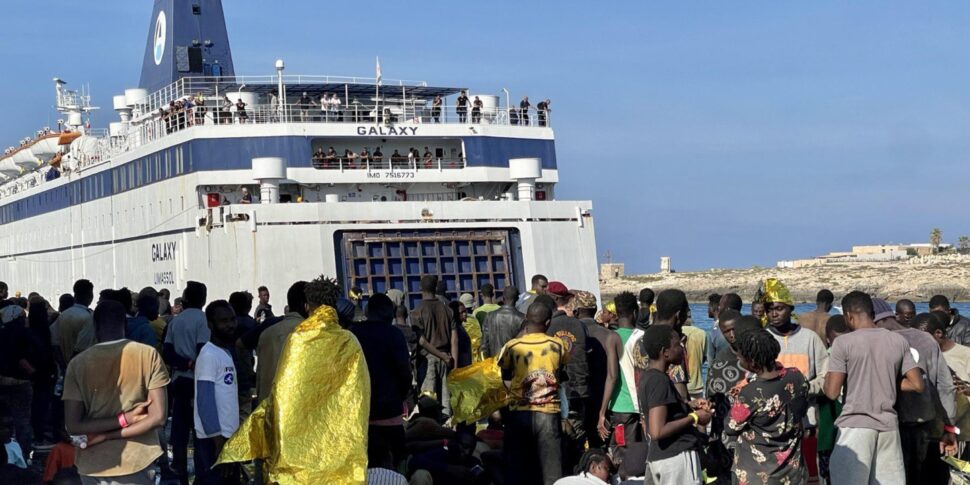 Migranti,  altri due sbarchi nella notte: nell'hotspot di Lampedusa 977 ospiti