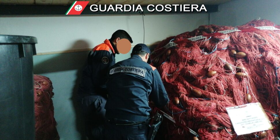 Palermo, la guardia costiera sequestra 3 mila e 500 metri di reti da pesca non a norma: stavano per essere caricate al porticciolo di Sferracavallo