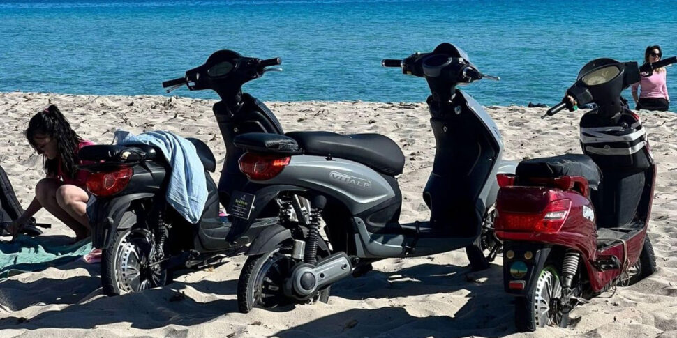 Palermo, Mondello presa d’assalto: in spiaggia anche i motorini