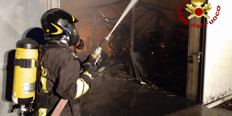 Palermo, incendio in un capannone in via San Lorenzo: sembra sia doloso