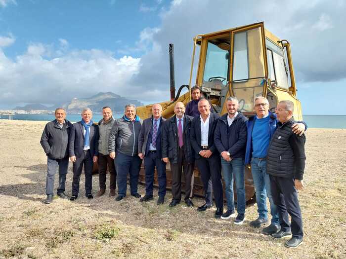 Palermo, pulizia straordinaria nella spiaggia della costa Sud