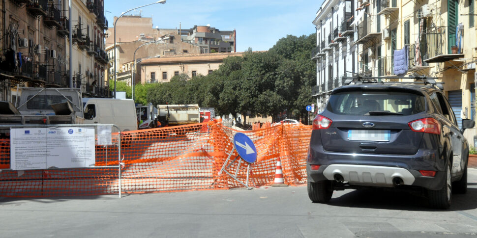 Palermo, lavori Amap nella zona del tribunale: la strada ridotta a un budello