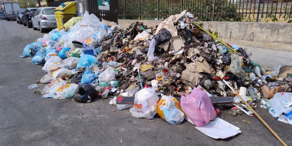 Palermo, montagne di rifiuti trasformate in falò