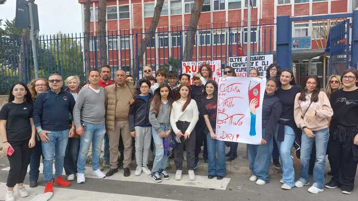 A Palermo manifestazione contro i furti alla scuola Scinà