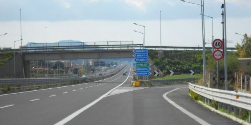 Auto contromano per diversi chilometri: paura sullo scorrimento veloce Agrigento-Caltanissetta