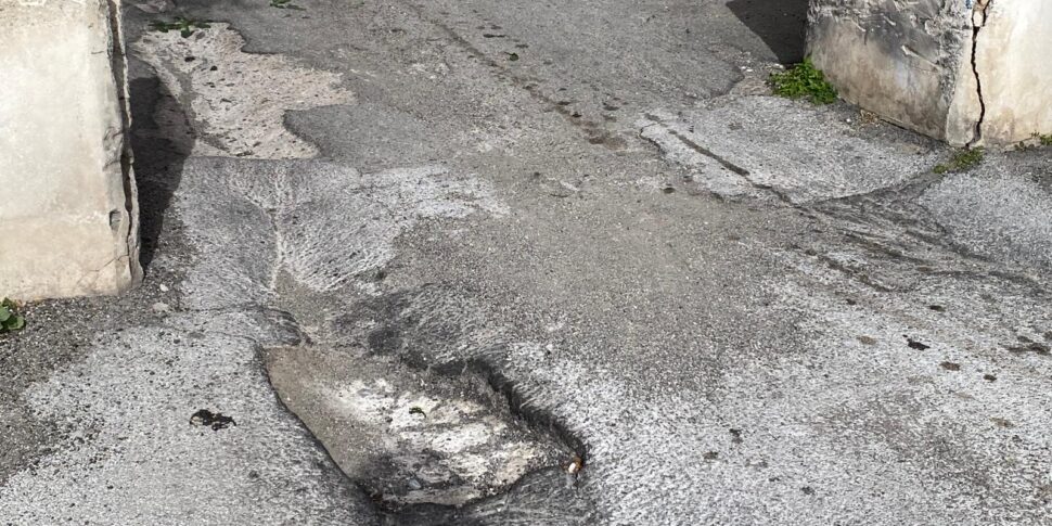 I camion con il catrame non possono viaggiare sui traghetti: nelle isole Eolie aumentano le buche nelle strade