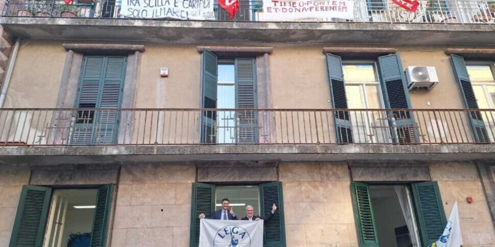 Messina, striscioni pro e contro il ponte all'inaugurazione della sede della Lega