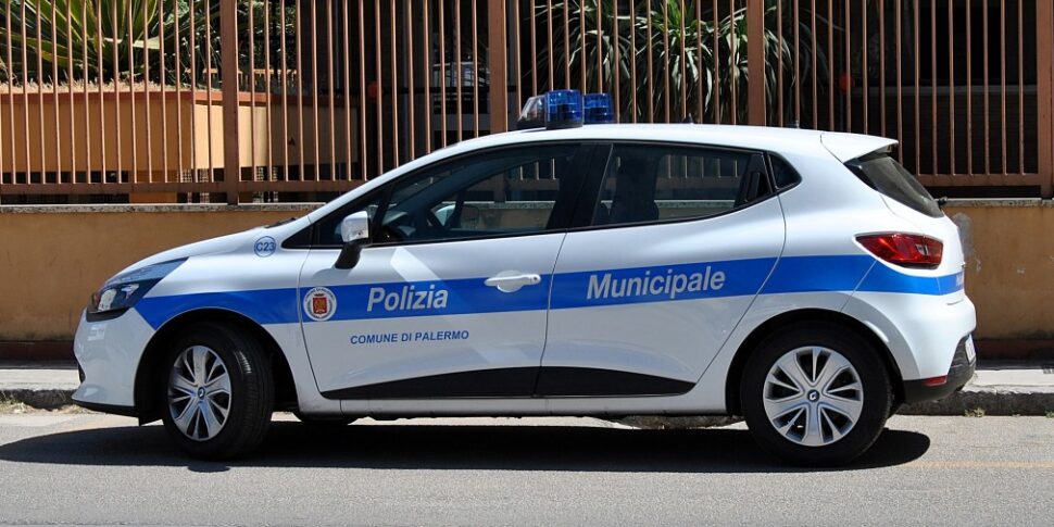 Palermo, cane legato al balcone e con la museruola: arriva la polizia municipale