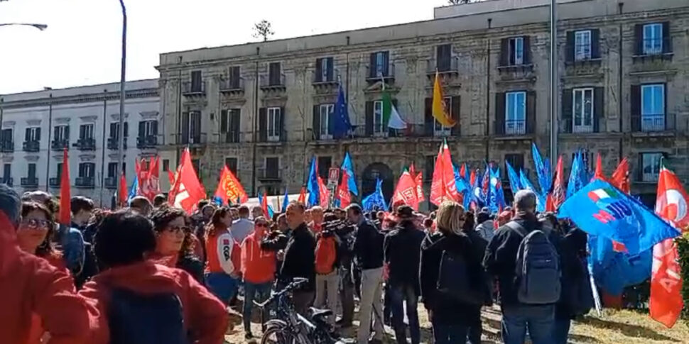 A Palermo forestali, marittimi e lavoratori edili in piazza: protesta per la sicurezza sul lavoro e per la riforma fiscale