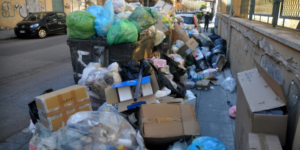 Palermo, Rap al lavoro per ripulire le strade dalle cataste d'immondizia. Ma i roghi continuano