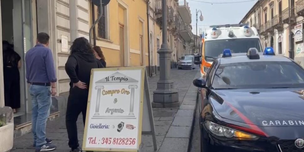 Rapina a un compro oro di Giarre, in azione un uomo armato di coltello