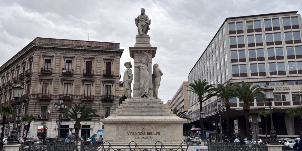 Catania, il monumento a Bellini è tornato a splendere: ci sono i dissuasori elettrici per contrastare il guano degli uccelli