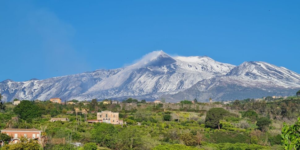 Torna il freddo e l'Etna si risveglia imbiancato